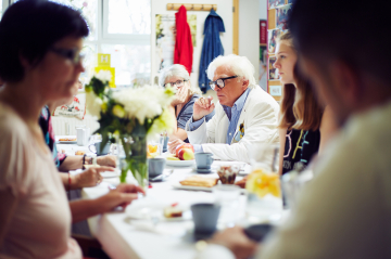 Gesellige Runde Menschen sitz zusammen