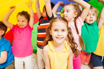 Kinder spielen im bunten Raum