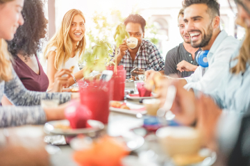 Menschen sitzen bei Getränke zusammen und plaudern