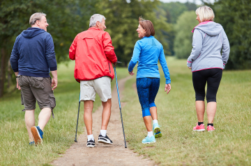 Menschen beim Wandern in der Natur