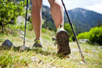 wandernde Beine mit Nordic-Walking Stöcken