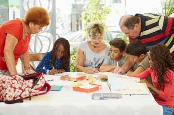 Erwachsene helfen Kinder beim Lernen